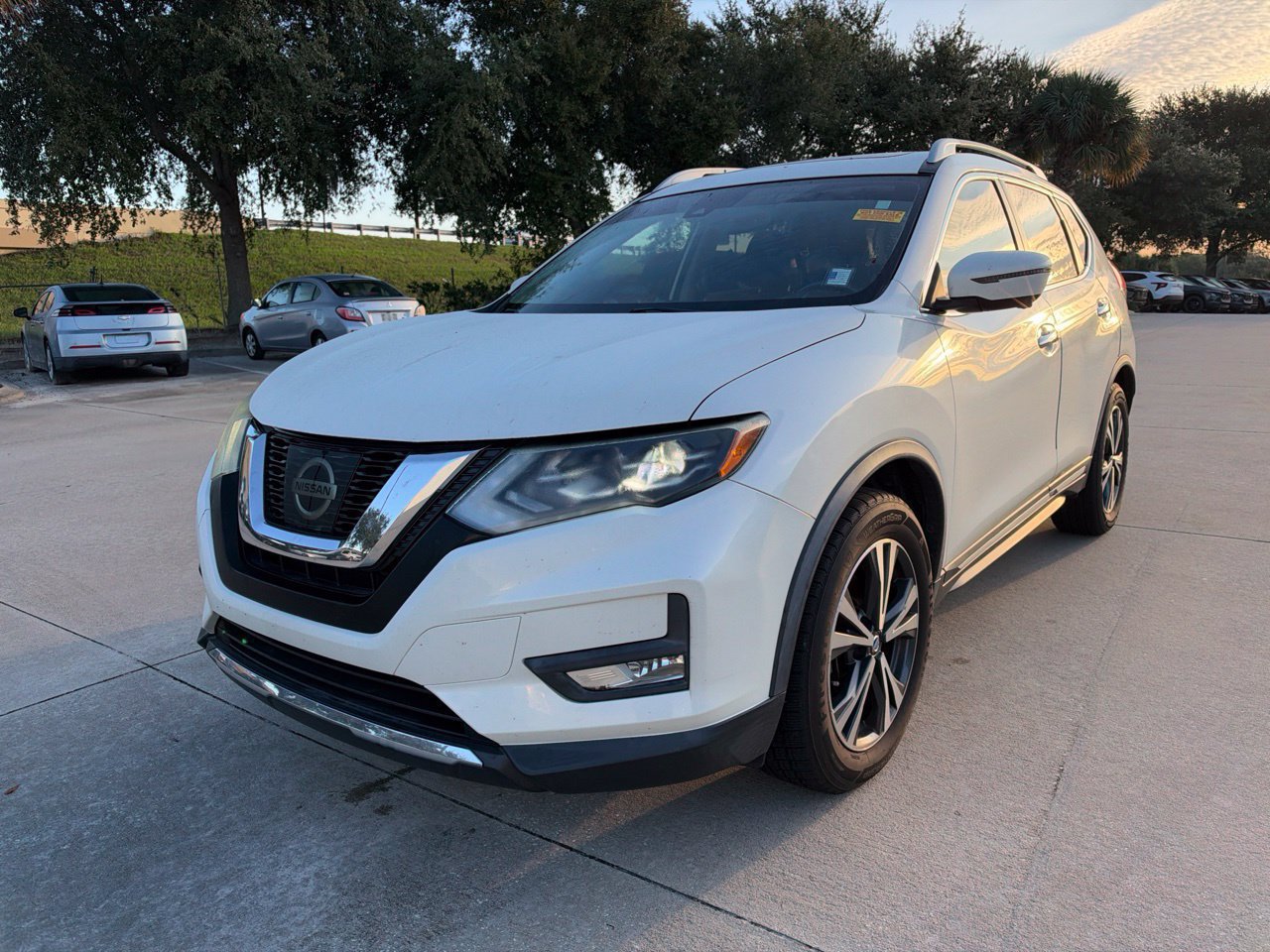 Used 2017 Nissan Rogue SL w/ SL Premium Package FWD image 1