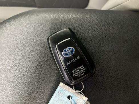 Used 2022 Toyota RAV4 XLE AWD/4WD image 24