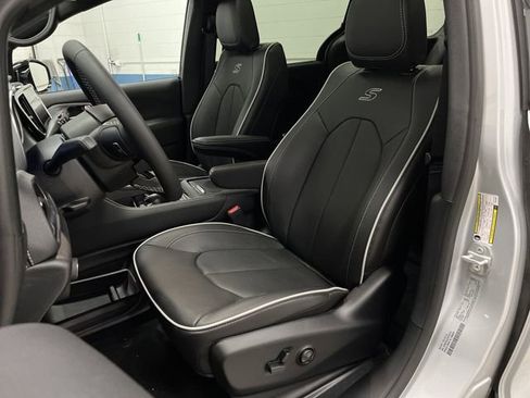 New 2026 Chrysler Pacifica Limited w/ S Appearance Package image 4