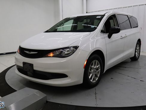 Used 2024 Chrysler Voyager LX image 10