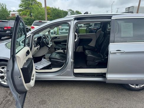 Used 2018 Chrysler Pacifica Limited FWD image 16