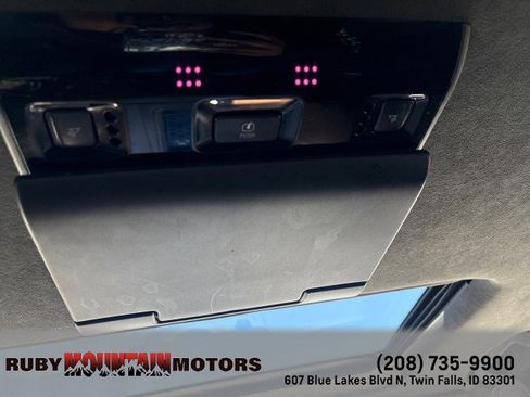 Used 2017 Cadillac Escalade Platinum AWD/4WD image 24