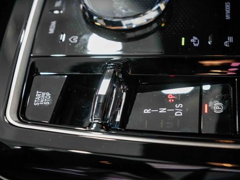 Used 2025 BMW 740i w/ Premium Package RWD image 21