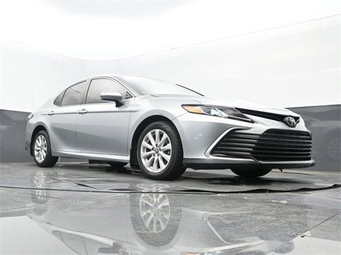 Used 2021 Toyota Camry LE image 26