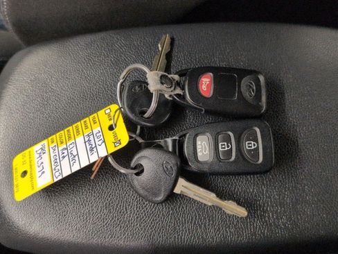 Used 2013 Hyundai Elantra FWD image 24