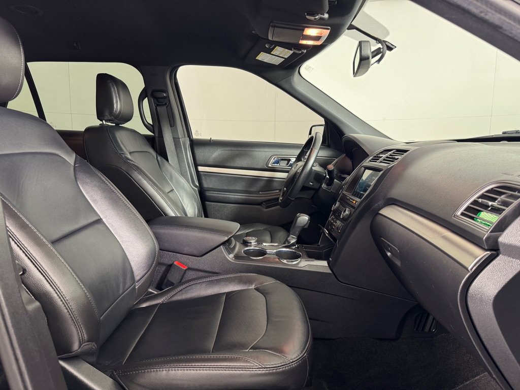 Used 2018 Ford Explorer XLT w/ Equipment Group 202A AWD/4WD image 26