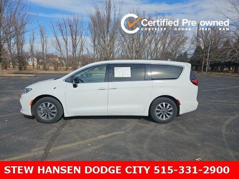 Used 2024 Chrysler Pacifica Select image 1