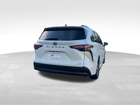 Used 2021 Toyota Sienna XLE image 5