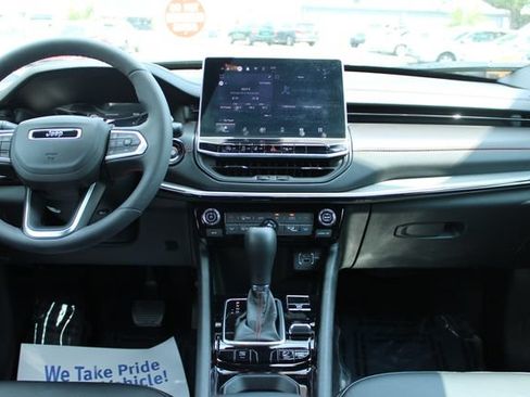 Used 2025 Jeep Compass Trailhawk w/ Trailhawk Convenience Group AWD/4WD image 17