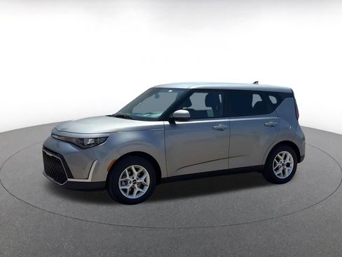 Used 2025 Kia Soul LX w/ LX Technology Package FWD image 8