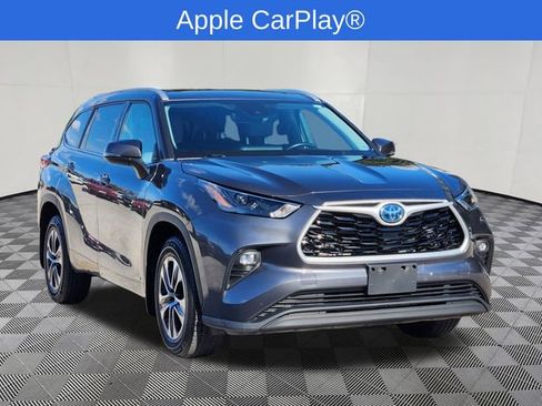 Used 2022 Toyota Highlander XLE AWD/4WD image 2