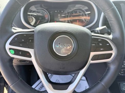 Used 2018 Jeep Cherokee Latitude Plus w/ Comfort/Convenience Group FWD image 12