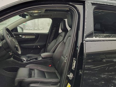 Used 2024 Volvo XC40 B5 Plus w/ Protection Package Premier image 7