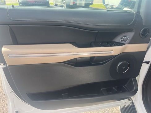 Used 2022 Ford Expedition Max Limited image 9