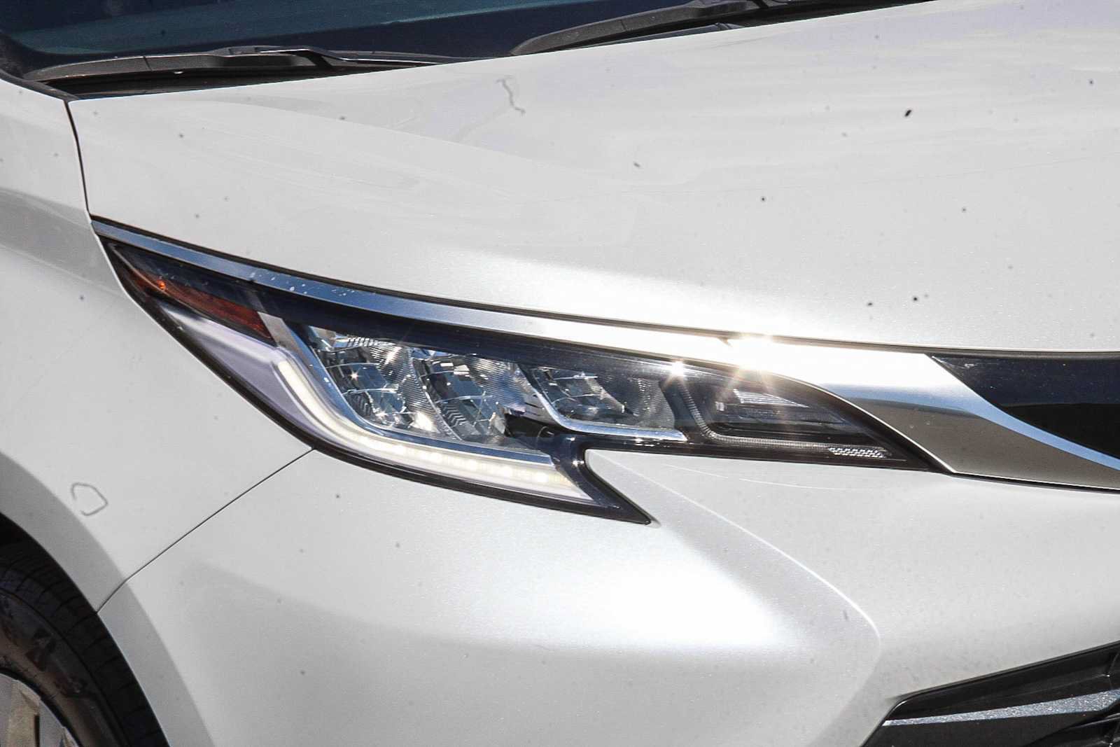 Used 2024 Toyota Sienna Limited AWD/4WD image 4