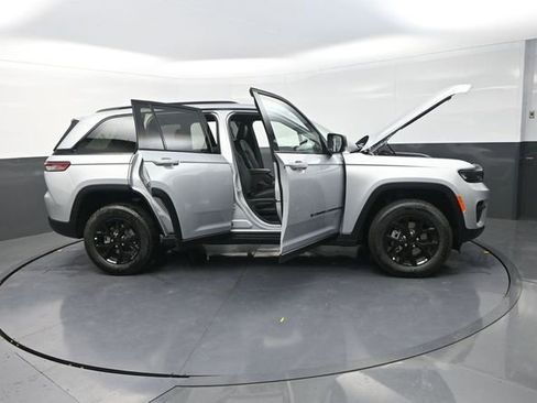 New 2025 Jeep Grand Cherokee Altitude image 34