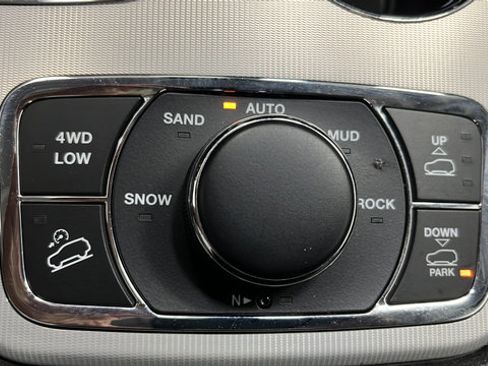 Used 2020 Jeep Grand Cherokee Summit w/ Skid Plate Group AWD/4WD image 34
