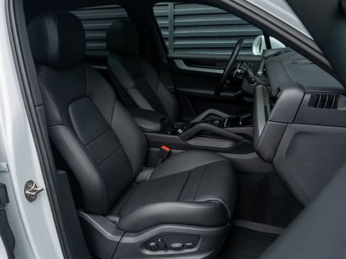Certified 2024 Porsche Cayenne AWD/4WD image 38