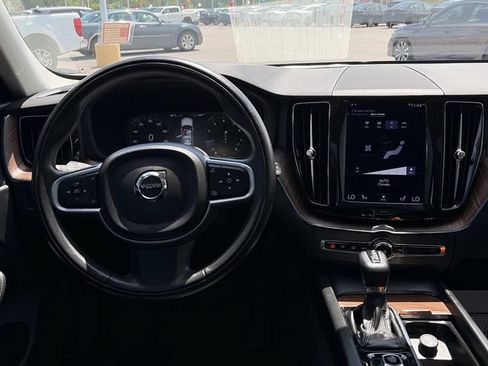 Used 2021 Volvo XC60 T5 Momentum w/ Premium Package FWD image 13