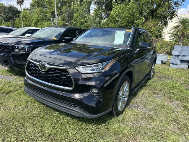 Used 2021 Toyota Highlander Limited FWD image 3