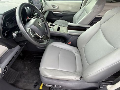 Used 2021 Toyota Sienna XLE image 20