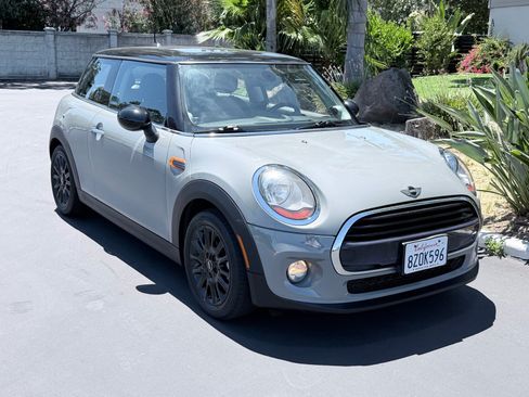 Used 2018 MINI Cooper 2-Door Hardtop w/ Premium Package FWD image 4