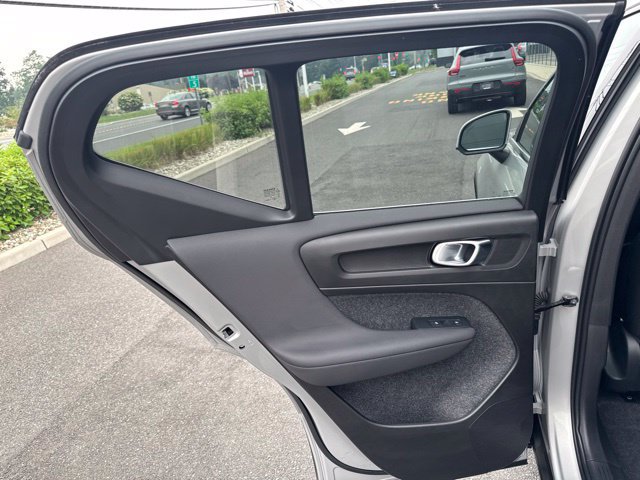 Certified 2025 Volvo XC40 B5 Plus AWD/4WD image 16