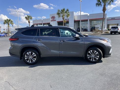 Used 2022 Toyota Highlander XLE image 6