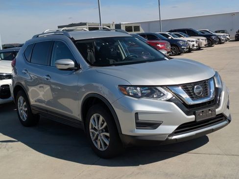 Used 2020 Nissan Rogue SV image 3