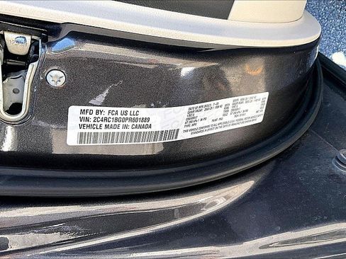 Used 2023 Chrysler Pacifica Touring-L image 30