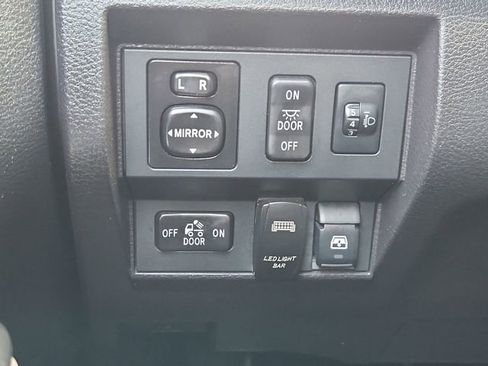 Used 2014 Toyota Tundra SR5 w/ SR5 Upgrade Package image 17