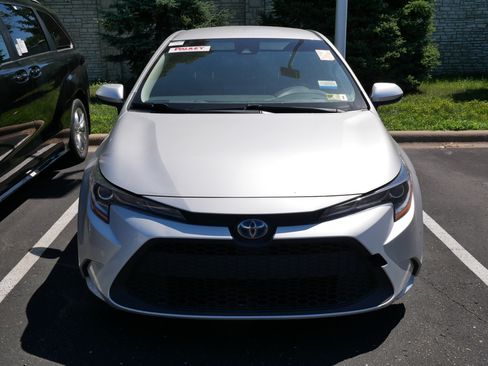 Certified 2021 Toyota Corolla LE FWD image 2