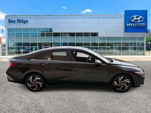 Used 2025 Hyundai Elantra SEL FWD image 2