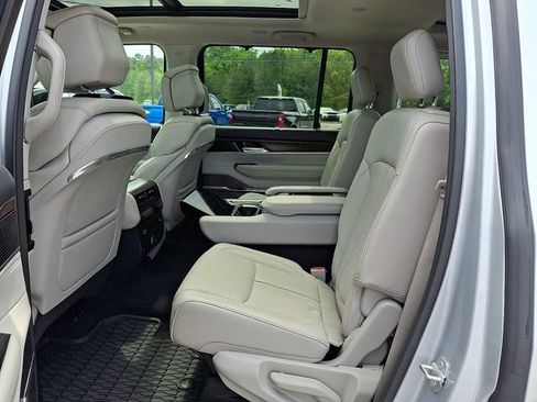 Used 2023 Jeep Grand Wagoneer 4WD image 10