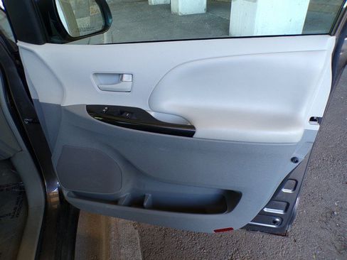 Used 2012 Toyota Sienna LE AWD/4WD image 21