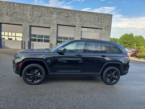 Used 2023 Jeep Grand Cherokee Altitude AWD/4WD image 9