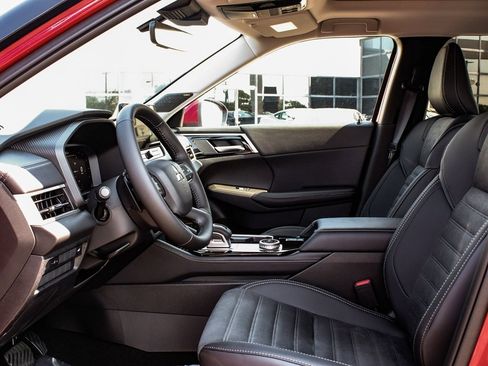 New 2025 Mitsubishi Outlander SE image 31