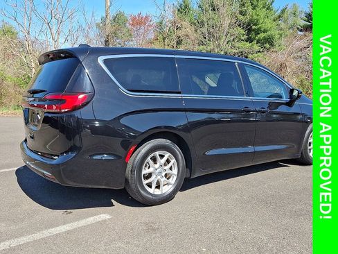 Used 2024 Chrysler Pacifica Touring-L FWD image 5