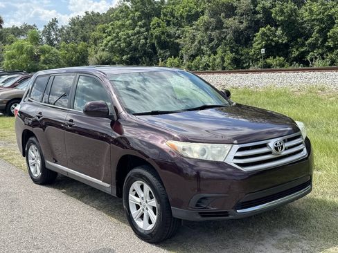 Used 2013 Toyota Highlander 4WD w/ Cold Weather Pkg image 2