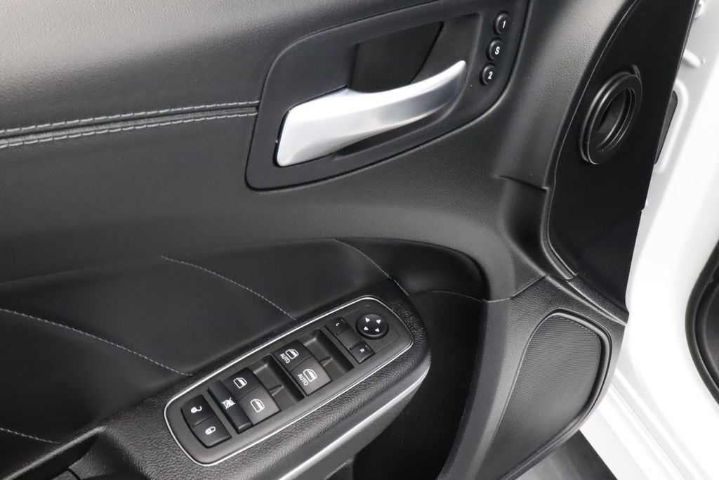 Used 2022 Dodge Charger R/T w/ Plus Group RWD image 18