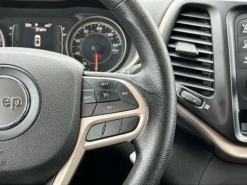 Used 2018 Jeep Cherokee Latitude AWD/4WD image 9