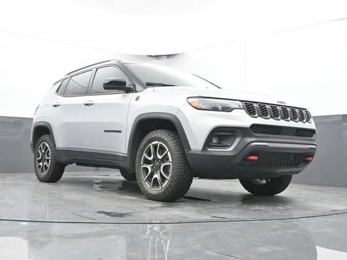 Used 2025 Jeep Compass Trailhawk AWD/4WD image 40