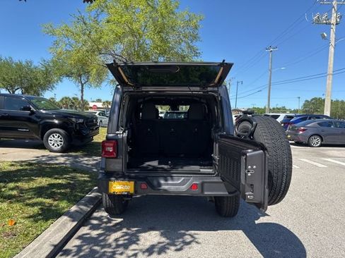 Used 2025 Jeep Wrangler Unlimited Sahara AWD/4WD image 17