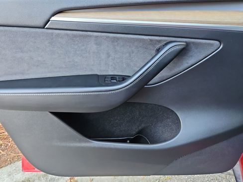 Used 2022 Tesla Model Y Long Range image 27