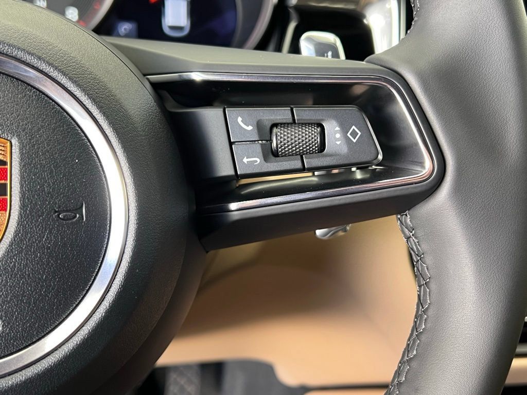 Certified 2026 Porsche Macan AWD/4WD image 9