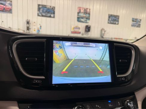 Used 2024 Chrysler Pacifica Touring-L image 18