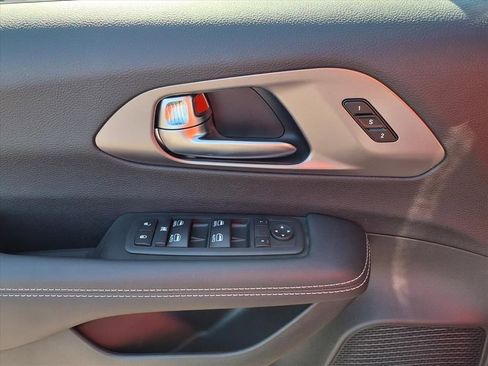 New 2026 Chrysler Pacifica Select image 16