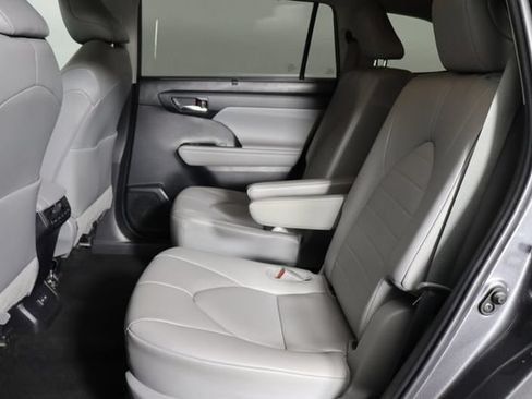 Used 2023 Toyota Highlander XLE FWD image 16