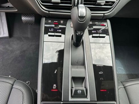 Used 2025 Porsche Macan image 22