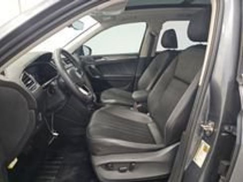 Used 2023 Volkswagen Tiguan SE w/ Panoramic Sunroof Package FWD image 19